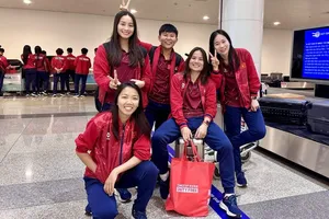 Đội trưởng Huỳnh Như và tiền vệ Nguyễn Thị Bích Thùy phải di chuyển xa về nhà đón Tết. ẢNH: ANH TRẦN 