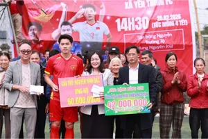 Quả bóng bạc Nguyễn Đình Bắc ủng hộ 60 triệu đồng cho bà con nghèo tại quê nhà Yên Trung. ẢNH: HỒ HẢI HOÀNG 