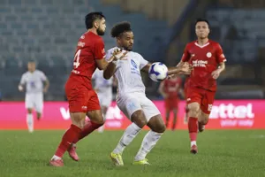 Nguyễn Xuân Son cùng các đồng đội tại Nam Định tiếp tục thể hiện phong độ bạc nhược. ẢNH: MINH HOÀNG 