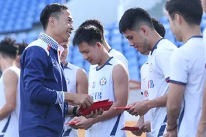 HLV Lê Đức Tuấn thể hiện quyết tâm cao cùng các cầu thủ Đà Nẵng ở buổi tập khai Xuân Bính Ngọ 2026 
