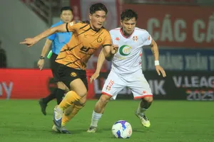 Các cầu thủ Thanh Hóa kiên cường cầm hòa đội chủ nhà Hải Phòng. ẢNH: MAI HƯƠNG