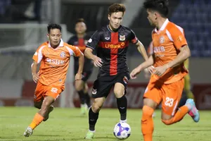 Hoàng Đức cùng các đồng đội tại Ninh Bình đối diện áp lực trong cuộc tiếp đón Đà Nẵng. ẢNH: VIẾT ĐỊNH 