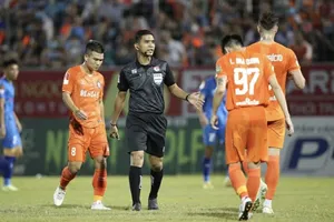 Trọng tài Muhammad Nazmi Bin Nasaruddin bắt chính trận Hà Nội FC - CAHN. ẢNH: VPF