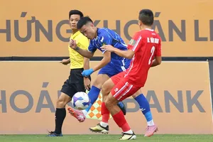 Các cầu thủ Quảng Ninh (áo xanh) cầm hòa đội đầu bảng Đồng Nai. ẢNH: QUỲNH MAI 