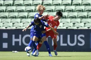 Thời tiết nắng nóng ảnh hưởng đến lối chơi của hai đội tuyển nữ Việt Nam và Đài Bắc Trung Hoa. ẢNH: AFC 