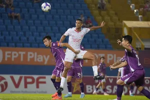 Các cầu thủ Becamex TPHCM (áo xanh) đánh rơi điểm số đáng tiếc trên sân nhà. ẢNH: DŨNG PHƯƠNG 