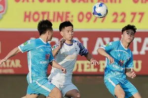 Các cầu thủ trẻ Thanh Niên TPHCM (áo trắng) cầm hòa đội khách Khánh Hòa. ẢNH: MINH TRẦN 