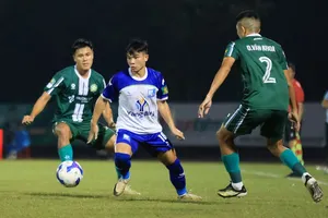 Các cầu thủ Khánh Hòa (áo trắng) đón nhận thất bại trên sân nhà 19-8 Nha Trang. ẢNH: VPF 