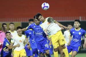 Các cầu thủ Quy Nhơn United và Đồng Tháp cống hiến cho người hâm mộ trận đấu hấp dẫn. ẢNH: DŨNG PHƯƠNG