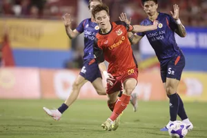 Hoàng Đức cùng đồng đội tại Ninh Bình có trận đấu đầy nỗ lực trước CAHN. ẢNH: VPF
