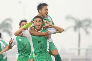 Niềm vui chiến thắng của các cầu thủ TPHCM. ẢNH: CAO TOÀN 