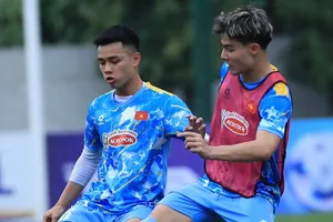 Tiền đạo Việt kiều Antonio Moric (bên phải) được đôn từ đội U19 lên U23 Việt Nam tập luyện. ẢNH: NHẬT ĐOÀN 