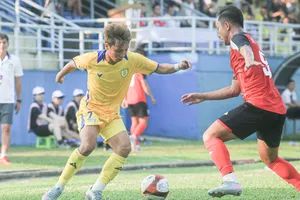 Đội hạng Nhì Gia Định (áo vàng) bị xử thua 0-3 vì sử dụng cầu thủ sai quy định