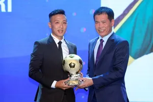 Nguyễn Minh Trí nhận Quả bóng vàng futsal Việt Nam năm 2020. ẢNH: DŨNG PHƯƠNG 