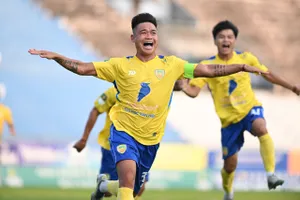 Niềm vui của đội trưởng Nguyễn Hữu Khôi khi ghi bàn cho Đồng Tháp. ẢNH: DŨNG PHƯƠNG 