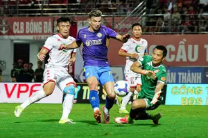 Sự xuất sắc của thủ môn Nguyễn Đình Triệu (áo xanh) đã giúp Hải Phòng thắng Hà Nội FC. ẢNH: TÂM HÀ