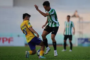 Các cầu thủ Long An đối diện với nguy cơ rớt hạng Nhì. ẢNH: DŨNG PHƯƠNG 