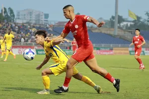 SLNA và Viettel FC cầm hòa nhau trên sân Vinh. ẢNH: TÂM HÀ 
