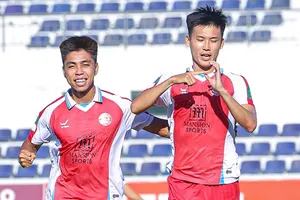 Nguyễn Công Thành (bên phải) ăn mừng bàn thắng cho CLB TPHCM. ẢNH: TÂM HÀ 