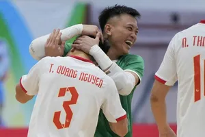 Thủ môn Phạm Văn Tú ăn mừng bàn thắng cùng đồng đội. ẢNH: FAT