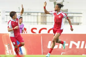 Cựu sao V-League Jermie Lynch tỏa sáng, nhưng vẫn không thể giúp CLB chủ quản TPHCM thoát thua. ẢNH: CAO TOÀN 