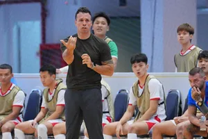 HLV Diego Giustozzi động viên các tuyển thủ Việt Nam nhanh chóng đứng dậy sau thất bại. ẢNH: FAT 