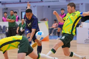 Các cầu thủ Thái Lan và Australia cống hiến cho người hâm mộ trận cầu hấp dẫn. ẢNH: FAT