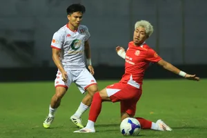 Khoa Ngô (áo đỏ) cùng các đồng đội tại Công an TPHCM đón nhận thất bại thứ 2 liên tiếp trên sân khách. ẢNH: DŨNG PHƯƠNG 