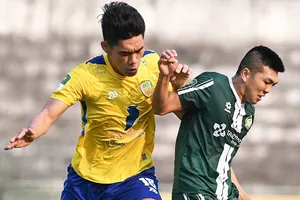 Các cầu thủ Đồng Tháp (áo vàng) cầm hòa đội đầu bảng Đồng Nai. ẢNH: TÂM HÀ 