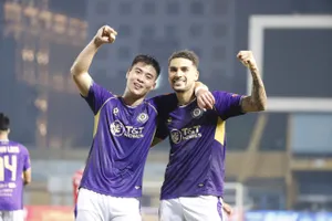 Đỗ Hoàng Hên ăn mừng bàn thắng cùng Đỗ Duy Mạnh. ẢNH: MINH HOÀNG 