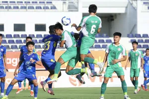 Đại học Văn Hiến cầm hoà CLB TPHCM ở trận derby thành phố. ẢNH: DŨNG PHƯƠNG
