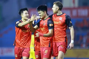 Trần Thành Trung (số 8) và Phạm Gia Hưng (số 18) là hai trong 3 cầu thủ ghi bàn cho Ninh Bình. ẢNH: QUỲNH MAI 