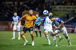 Các cầu thủ Thanh Hóa cầm hoà SLNA. ẢNH: HOÀNG SƠN