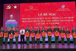 Trao thưởng cho các VĐV đạt thành tích cao tại Hội thao Giáo dục quốc phòng và an ninh học sinh THPT toàn quốc lần thứ IV năm 2026. ẢNH: TÂM HÀ 