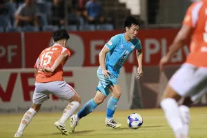 Các cầu thủ Nam Định (áo xanh) giành chiến thắng trên sân Chi Lăng của Đà Nẫng. ẢNH: QUANG ĐƯƠNG 