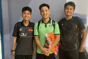 Các cầu thủ sinh viên phường Phú Lâm chụp hình kỷ niệm với thủ môn Hồ Văn Ý. ẢNH: QUỐC KHANH 