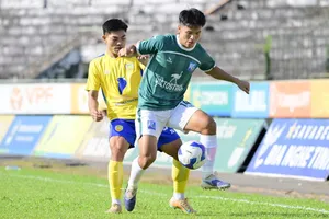 Khánh Hòa (áo xanh) có dấu hiệu hụt hơi trong cuộc đua giành suất thăng hạng V-League. ẢNH: DŨNG PHƯƠNG 