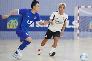 Châu Đoàn Phát (Chánh Hưng Thái Sơn Nam, áo xanh) đối đầu với người đồng đội cũ Đặng Anh Tài (Phú Thọ, áo trắng). ẢNH: QUỐC KHANH 