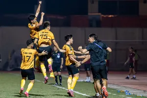 Các cầu thủ Thanh Hóa thể hiện niềm vui khi giành chiến thắng ở trận cầu "6 điểm" trước PVF-CAND. ẢNH: TÂM HÀ 