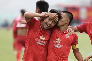 Đội trưởng Thanh Hải ăn mừng đầy cảm xúc cùng đồng đội. ẢNH: DŨNG PHƯƠNG 