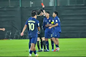 Tuyển thủ U17 Thái Lan Phetcharayut Soboonma nhận thẻ đỏ ở trận ra quân vòng chung kết U17 châu Á 2026. ẢNH: AFC
