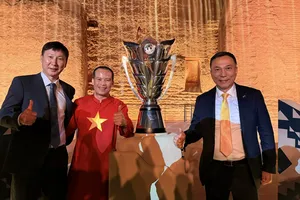 Chủ tịch VFF Trần Quốc Tuấn (bên phải), HLV Kim Sang-sik (bên trái) tham dự buổi lễ bốc thăm chia bảng Asian Cup 2027. ẢNH: NHẬT ĐOÀN 