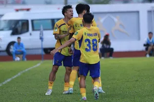 Các cầu thủ Bắc Ninh ăn mừng chiến thắng ở trận cầu “6 điểm” trước đội đầu bảng Đồng Nai. ẢNH: VPF