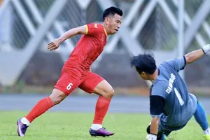 Cựu cầu thủ Đồng Tháp Trần Minh Lợi (áo đỏ) toả sáng để đưa phường Tân Phú vào bán kết bóng đá nam Đại hội TDTT TPHCM năm 2026. ẢNH: TÂM HÀ 