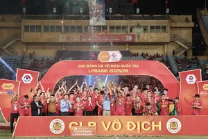 Khoảnh khắc CAHN nâng cúp vô địch V-League 2025-2026. ẢNH: MINH HOÀNG 