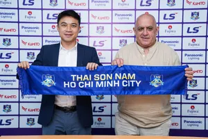 Lãnh đạo CLB futsal Thái Sơn Nam TPHCM chào đón chuyên gia Luis Fonseca. ẢNH: ANH TRẦN 