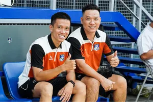Niềm vui của bộ đôi HLV Trần Văn Vũ và trợ lý Phạm Đức Hòa. ẢNH: NGUYỄN QUANG 