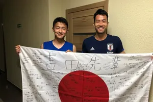 Maya Yoshida cùng đàn em Yukinari Sugawara. ẢNH: YOSHIDA 