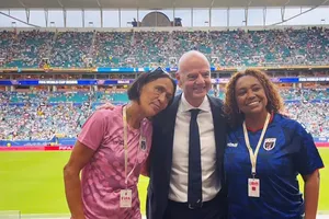 Chủ tịch FIFA Gianni Infantino chào đón mẹ của Vozinha. ẢNH: INFANTINO