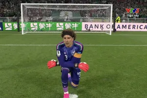Ochoa không giấu được sự xúc động khi trở thành thủ môn đầu tiên tham dự 6 kỳ World Cup. ẢNH: VTV